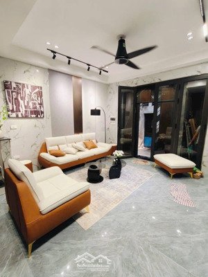 có 1 0 2! nhà nguyễn công hoan, ngõ ôtô thông tứ tung thang máy vù vù ở/kinh doanh sổ cc không qh