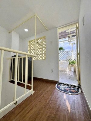 bán căn nhà xe hơi tới cửa, sau căn mặt tiền, chỉ 3 tỷ 99. dt 35m2 kết cấu trệt 2 lầu - sân thượng