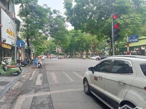 ngôi biệt thự nằm lại giữa hộ những mùa hà nội xưa. trái tim hoàn kiếm khu hiếm hoi còn biệt thự