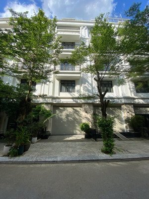 cho thuê liền kề tại xuân la . dt : 100 m * 5 tầng . mt : 5 m . chia phòng , thang máy