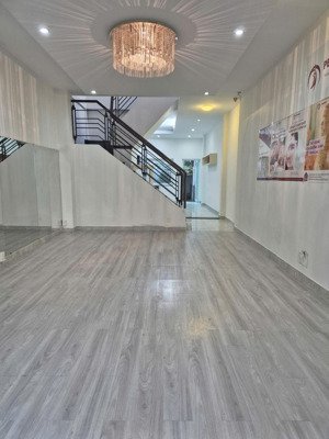 hot! chỉ 71tr/m2 bán nhà 2 tầng kiên cố lê văn huân dt: 4.4x30m vuông vức. chỉ 9.5 tỷ tl