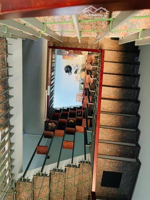 chủ cần bán căn nhà phố đẹp sổ hồng đối diện công viên 