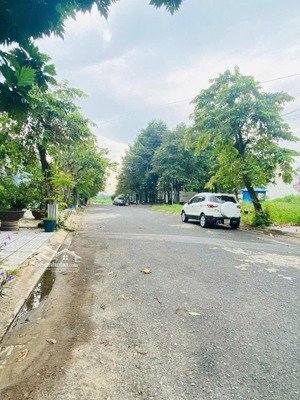 bán gấp lô đất cực đẹp góc 2 mặt tiền tp. thủ đức (đối diện công viên)