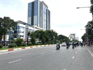 hiếm có khó tìm , lô góc vỉa hè 2 bên ô tô tránh , hoàng quốc việt - giá cực êm