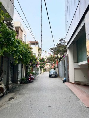 bán nhà đông ngạc 68m, mặt tiền 4.6m vuông đẹp.
3 tầng, ngõ thông. ô tô 7 chỗ đỗ cửa.
giá :11.22 tỷ