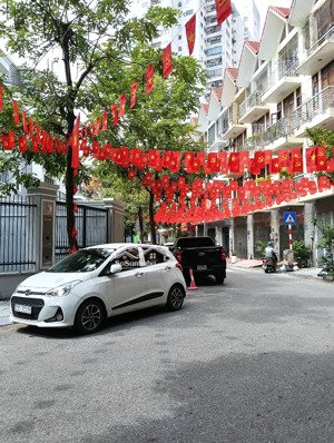 13 tỷ lô góc liền kề văn quán , vỉa hè kinh doanh sầm uất