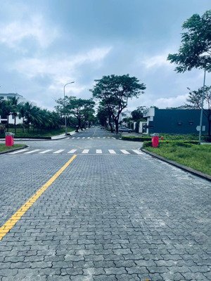 bán lô fpt 180m2 ngang 7m5 sát kênh sinh thái