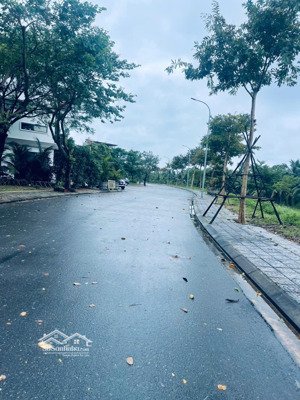 bán lô fpt 144m2 ngang 6m hướng nam cách trường đại học fpt 200m