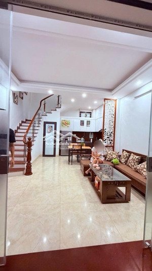 lạc long quân - 10.5tỷ mặt tiền 5.5 nở hậu - vài bước oto - ngõ thông - gần hồ - thẳng cầu nhật tân