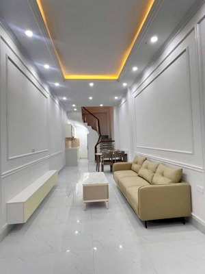 tôi chính chủ cần bán nhà văn quán - ngõ nông - ô tô đỗ sát nhà - cách 15m ra mặt phố.