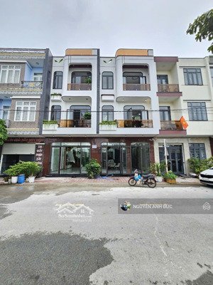 nhà đẹp kdc víp dĩ an- chỉ 5.8 tỉ nhà mới xây full nội thất - rẻ- nhanh tay sở hữu. lh 