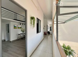 phòng duplex tầng trệt khoẻ re ở được 4 bạn 4 xe full nội thất khu sân bay