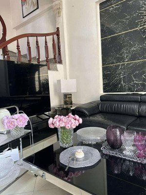 cho thuê nguyên căn nhà phúc lợi - gần vincom, 6 phòng ngủ - ở gia đình kết hợp văn phòng giá 14 tr