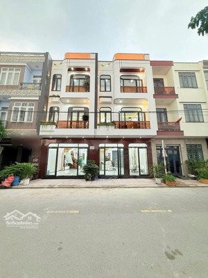 bán 2 căn nhà đẹp full nội thất tại kdc tân đông hiệp - gần làng đại học quốc gia, shr bank 70%