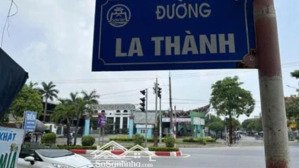 nhà mặt phố đường la thành dt 350m mt 8,2m gần chợ lớn khu cực đông dân