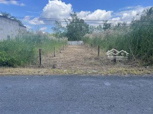 chủ cần bán gấp lô đất ở mỹ lộc, cần giuộc, long an. diện tích 133m2 giá chỉ 750tr sổ hồng riêng.