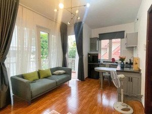 cho thuê căn hộ 1 phòng ngủ rộng 45m2, ban công thoáng, máy giặt riêng, hồ bơi ngay khu thảo điền