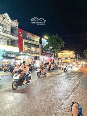 mặt tiền âu cơ , liên chiểu 200m2 mà giá có hơn 5 tỷ , rẽ nhất thị trường lh : 