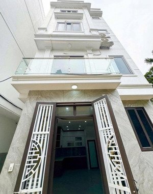 bán nhà lạc long quân 4 tầng chỉ 6,5 tỷ ô tô qua nhà, 35m2 4 tầng cực đẹp.