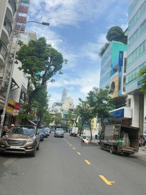 chính chủ cần bán tòa nhà mt lam sơn p5 phú nhuận -9m*30m-sàn 914m - hầm 6tầng- hđt 220triệu/1tháng