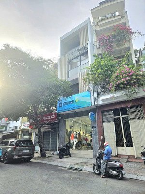 bán gấp nhà mt lê thị riêng, quận 1. bề ngang 4m5. có hđ thuê 75 triệu. giá bán 33 tỷ