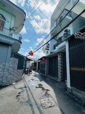 bán đất tặng nhà cấp 4 cũ gần chợ hoá an .diện tích: 82 m2. giá: 2tỷ250 bớt lộc. ( giá củ 2ty5)