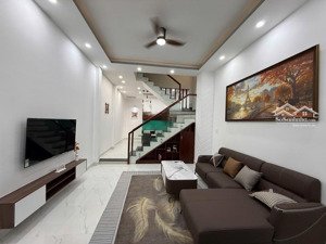 nhà 3 tầng mới ở ngay ,đường xe tải trường thạnh quận 9 nhỉnh 5 tỷ dt 4,3x13 ,3pn 3wc phòn