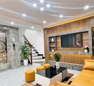 bán nhà riêng tại lạc long quân. 6tầng thang máy .33 m2, giá 9,950 tỷ. 4pn + 4wc, full nội thất.