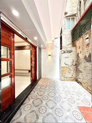 (đống đa)-chính chủ bán nhà 6 tầng (thang máy xịn), dt 50m2, mt 4m, gần phố, gần hồ. giá: 9.x tỷ