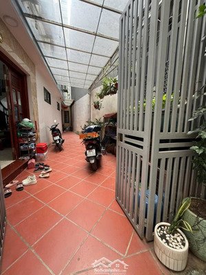 ngộp ngân hàng -bán nhà ô cách - việt hưng long biên-giá 9tỷ-dt :60 mét