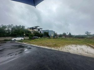 vợ chồng mình đang cần bán nhanh lô đất vị trí đẹp ngay trung tâm hòa lạc