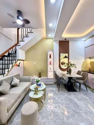 bán nhà ngay đường man thiện góc 2 mặt tiền nhỉnh 4ty. nhà 1 trệt 1 lầu 3pn. tổng dt 58m