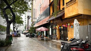 bán đất: 140m. ngang 7m. hai mặt tiền đường võ nguyên giáp. view biển mỹ khê. giá chỉ 36.5 tỷ.