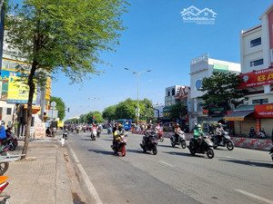 bán nhà mặt tiền ngay đại học công thương, dt: 10x46m, vị trí tuyệt vời để xây căn hộ dịch vụ!