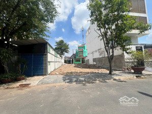 bán lô đất 2 mặt tiền bề ngang 9.5m, đối diện công viên, đường 15m, hướng đông nam.