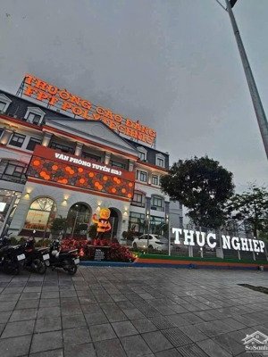 tòa căn hộ dịch vụ cao cấp, 11 phòng tuđio dòng tiền 60 triệu /1 tháng 7 tầng thang máy, 2 mặt