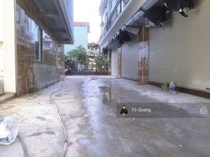 4,5 tỷ ô tô đô trong nhà - gần đại lộ thăng long đi lại thuận tiện