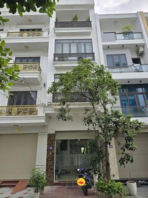 chính chủ cho thuê nhà 4 tầng nguyên căn đầy đủ full nội thất . lh: 