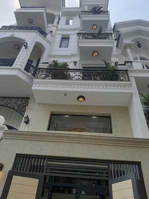 nhà mới có nội thất 4*21m 1lửng 2lầu st 4pn 5wc hxh phạm văn chiêu