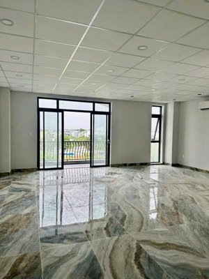 nhà nguyên căn ngang 7, có hầm để xe, thang máy, thiết kế phù hợp làm văn phòng, vị trí dễ tìm