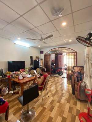 hxh gần ngay âu cơ dt 62m2 , ngang 5x12.5m giá 5.6 tỷ