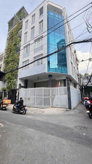 cho thuê nhà nguyên căn đường trường sơn. dt: 7x22m. hầm - trệt - 3 lầu - sân thượng. thang máy