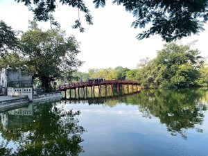 bán khu đất vàng trung tâm hoàn kiếm hà nội . tổng diện tích gần 500m2 rất vuông vắn.