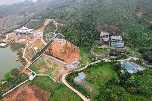 cần bán 1800m/200 thổ cư. thôn 2 tiến xuân thạch thất hà nội. giá tốt lh 