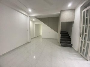 nhà cấp 4 tiện xây mới, dt 4.5x16.5m, nh 6m, hxh sát mặt tiền lê quang định