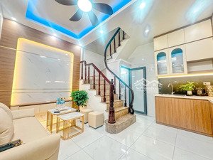 bán nhà phường quan hoa, cầu giấy, sổ vuông như a4, ngõ thoáng, gần chợ, 2 thoáng, giá chỉ 9.4 tỷ