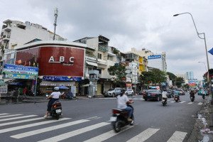 mtkd chợ nguyễn văn trỗi dtsd 204m2,dòng tiền 400tr/năm