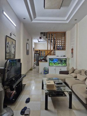 tôi cần bán nhà mặt ngõ khương đình 51m2; 5 tầng; mt 4m; 6pn; 7,6 tỷ. nhà đẹp tiện, sổ đỏ vuông vắn