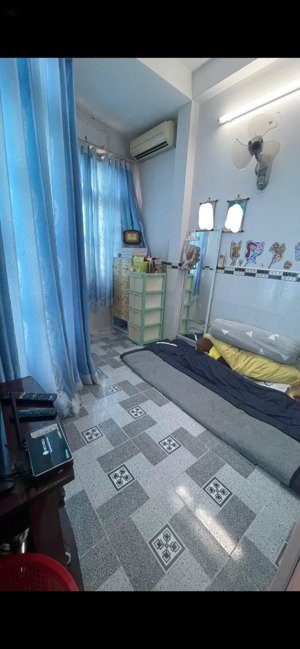 bán nhà riêng, xây dựng đúc kiên cố, có hàng rào, 2 phòng ngủ, sân thượng rộng rãi, vào chỉ ở