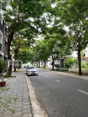 cần bán căn liền kề vạn tuế ở ecopark dt 100m2, hướng nam, xây 4 tầng, thô, giá hơn 20 tỷ.